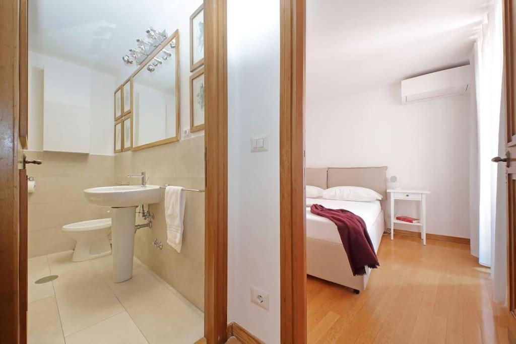 Apartment First Check Q,r-code --via Dell'orso Charme