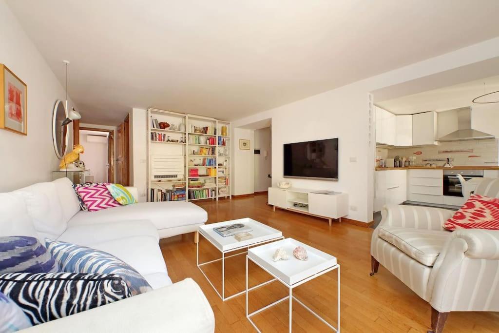 First Check Q,r-code --via Dell'orso Charme Apartment *